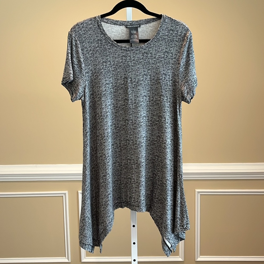Chelsea & Theodore Black and White Short Sleeve Tunic Shark bite HemTop Size L